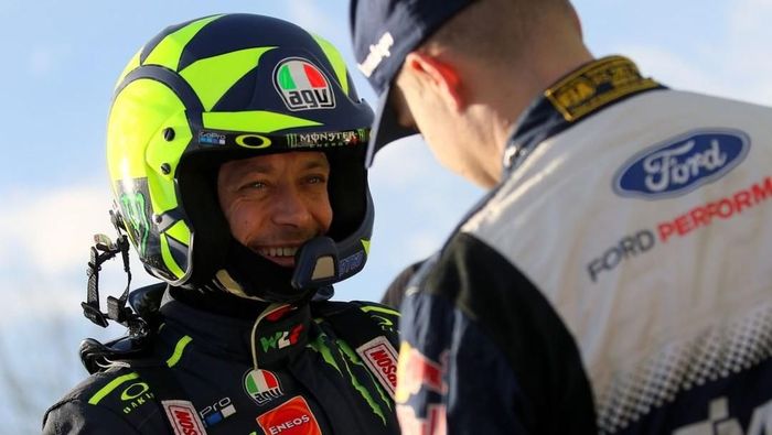 Valentino Rossi kenapa tidak jadi pebalap mobil saja? (Instagram) Valentino Rossi kenapa tidak jadi pebalap mobil saja? (Instagram)