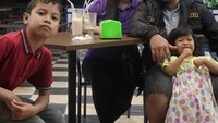 Dede sudah dikaruniai sepasang putra dan putri menggemaskan. Keempatnya asyik menikmati makan malam di sebuah rumah makan. Foto: Instagram dedesumarna27