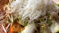 Kalau mau lebih kenyang bisa dilengkapi dengan lontong dan ketupat. Foto : Instagram @r34d1t