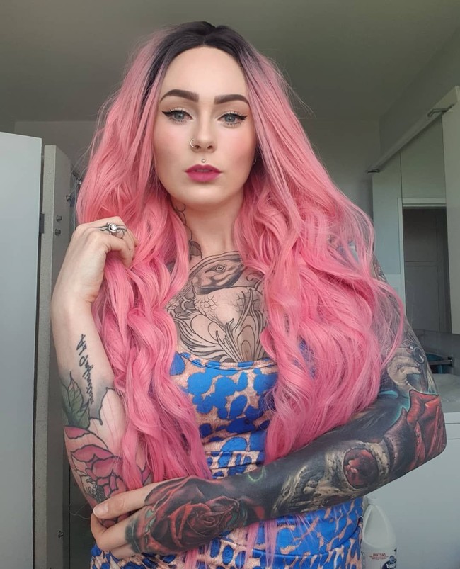 Gaya Sarah memang eksentrik. Selain punya tato, dia kerap gonta-ganti gaya rambut. Mulai rambut biru sampai pink pernah ia coba. (Foto: Instagram @ rosesarered_23)