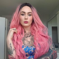 Gaya Sarah memang eksentrik. Selain punya tato, dia kerap gonta-ganti gaya rambut. Mulai rambut biru sampai pink pernah ia coba. (Foto: Instagram @ rosesarered_23)