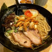 Sluurp! Makan Malam dengan Semangkuk Ramen Pedas Dengan Topping Ayam 