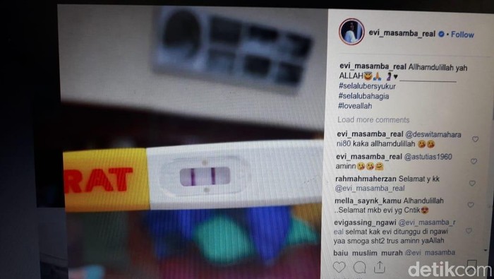Hasil tes kehamilan pedangdut Evi Masamba yang diumukan di media sosial. Foto: Repro Instagram Hasil tes kehamilan pedangdut Evi Masamba yang diumukan di media sosial. Foto: Repro Instagram