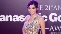 Sandra Olga turut hadir di acara Panasonic Gobel Awards 2018. Ia tampak mempesona dan cantik menawan dengan dress mini di acara tersebut.  Foto: Noel/detikFoto