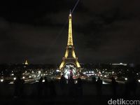 Menara Eiffel yang bercahaya saat malam
