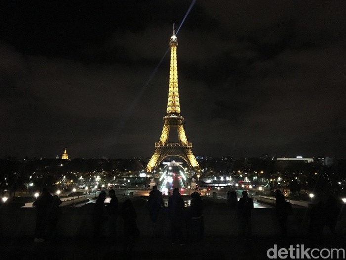 Sehari setelah demo Rompi Kuning kota Paris kembali seperti sedia kala. Menjelang malam, kafe-kafe tetap buka dan penjual souvenir juga mulai keluar lagi.