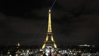 Kegiatan di jalanan kota Paris juga bisa dibilang tetap normal. Orang lalu-lalang ke sana ke mari dengan urusannya masing-masing.