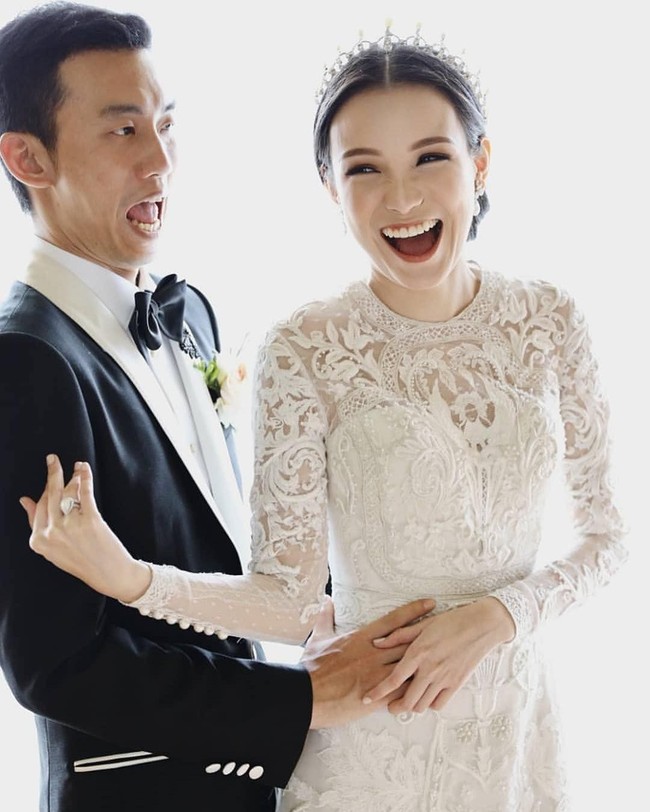 Putra dari bos PT Gudang Garam, Susilo Wonowidjojo, bernama Indra baru saja menikahi pujaan hatinya, Adeline Esther. Pesta pernikahan Indra dan Adeline digelar megah di Singapura, tepatnya di Hotel The Ritz Carlton, Millenia Singapura. Foto: Dok. Instagram @weddingviral Foto: Handry Hundomal