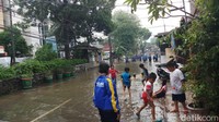 Belum diketahui apakah ada warga yang harus mengungsi akibat banjir ini.  (Foto: Farih Maulana Sidik/detikcom)
