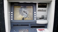 ATM jadi sasaran kemarahan pendemo terhadap pemerintahan Prancis. REUTERS/Stephane Mahe.