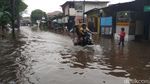 Potret Banjir yang Sempat Lumpuhkan Jalan Kemang Utara 9 Jaksel