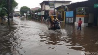 Hujan deras disertai angin kencang dan petir memang terjadi di sejumlah kawasan Jakarta pada Senin (10/12) siang. (Foto: Farih Maulana Sidik/detikcom)