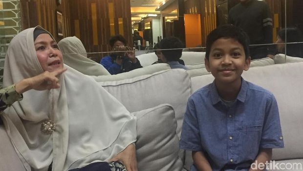 Akbar bersama ibunda, Mimi Sandriana