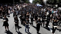 Selain membawa bangkai hewan, para aktivis membawa serta poster dan foto-foto hewan yang mengalami kekerasan dan perlakuan semena-mena.