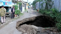 Beginilah penampakan dan kondisi lubang di Jalan Kutawaringin, Kabupaten Bandung yang menghebohkan warga.