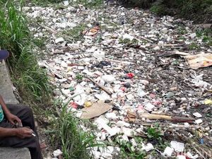 Tumpukan Sampah di Kali Unisma Bekasi Capai 4 Ton