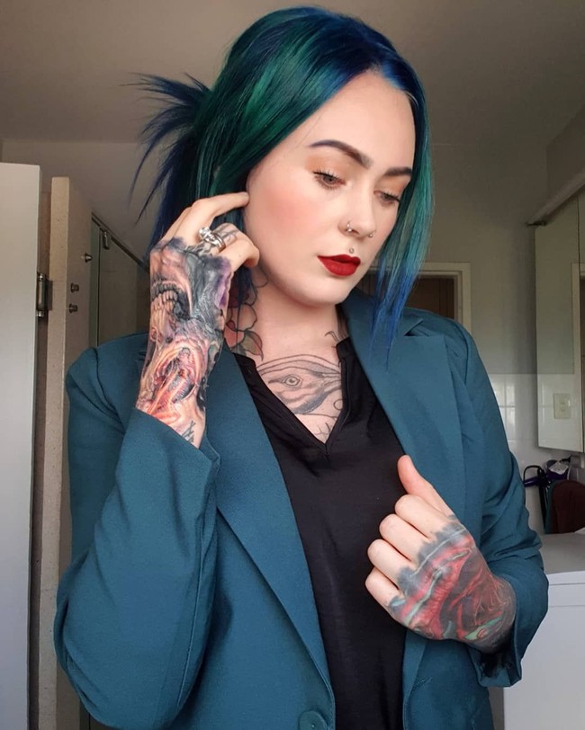 Mulai leher hingga kakinya dipenuhi tato. Wanita asal Adelaide, Australia, itu mengaku mulai menato tubuhnya dari usia 16 hingga sekarang pada usia 30. (Foto: Instagram @ rosesarered_23)