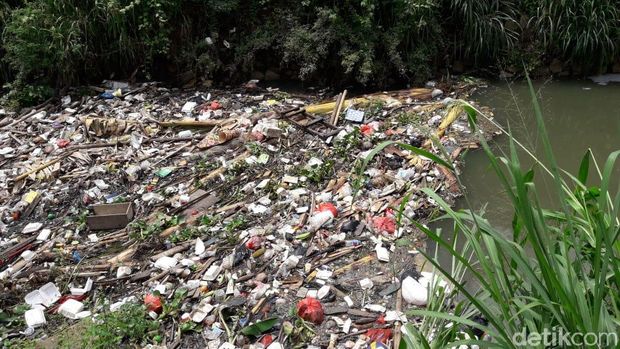 Duh! Sampah Menumpuk di Kali Samping Unisma Bekasi