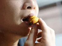 Selain Pho, Vietnam Punya Ulat Kelapa Hidup yang Enak Buat Camilan
