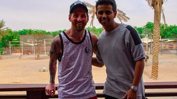 Berpose bersama Lionel Messi. Dengan kekayaan dan kuasa ayahnya, ia mudah bergaul dengan kalangan atas. Foto: Instagram