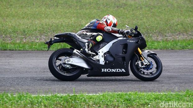 Seorang rider menjajal motor Honda RC213V-S di Sentul