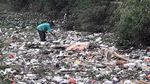 Penampakan Tumpukan Sampah di Kali Samping Unisma Bekasi