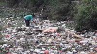 Warga sekitar, Juju, mengaku kerap melihat warga yang buang sampah ke kali. Menurutnya, warga kerap membuang sampah pada pagi hari. (Foto: Isal Mawardi/detikcom)