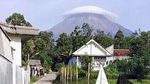 Penampakan Gunung Semeru Bertopi Awan