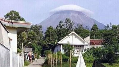 Penampakan Gunung Semeru Bertopi Awan