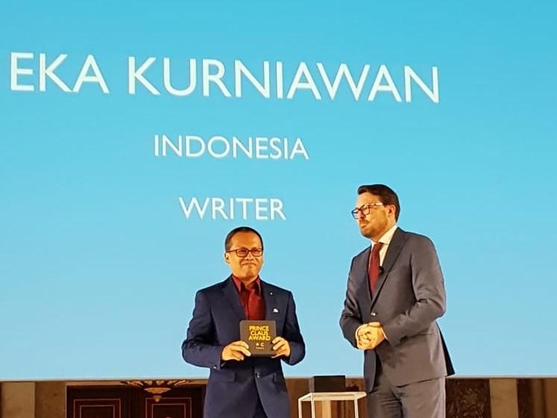 Eka Kurniawan Tak Ingin Disebut Penerus Pramoedya Ananta Toer Foto: KBRI Den Haag Eka Kurniawan Tak Ingin Disebut Penerus Pramoedya Ananta Toer Foto: KBRI Den Haag