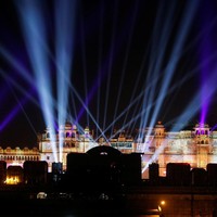 Inilah City Palace di Udaipur, Rajasthan, India, lokasi pesta pernikahan Isha dan Anand. Tampak City Palace dihiasi tata-cahaya yang megah untuk pernikahan Isha. Foto ini diambil pada 9 Desember lalu. (Foto: REUTERS)