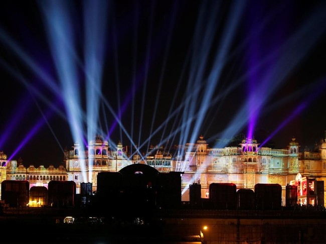 Inilah City Palace di Udaipur, Rajasthan, India, lokasi pesta pernikahan Isha dan Anand. Tampak City Palace dihiasi tata-cahaya yang megah untuk pernikahan Isha. Foto ini diambil pada 9 Desember lalu. (Foto: REUTERS)