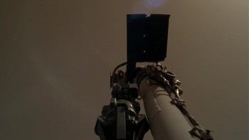 Ini merupakan salah satu potret awal kiriman InSight dari Mars, memperlihatkan lengan robotik yang menjadi bagian dari Instrument Deployment Camera (IDC). (Foto: NASA/JPL-Caltech/Handout via REUTERS)
