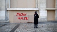 Graffiti juga banyak ditemukan di tembok-tembok toko. REUTERS/Stephane Mahe.