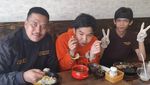 Gaya Makan Asyik Polisi Gamer dan YouTuber, Dede Sumarna
