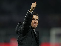 Meski bergaya hidup mewah, Cristiano Ronaldo juga memiliki jiwa sosial yang tinggi. Salah satunya ketika bintang Juventus tersebut melelang Sepatu Emas yang dimenanginya di 2012 untuk menghasilkan 1,5 juta euro (Rp 25 miliar) yang disumbangkan guna membangun sekolah-sekolah yang hancur di Gaza. Foto: Gabriele Maltinti/Getty Images