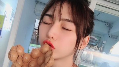 Model Cantik Jual Ikan di Pasar Ternyata Doyan Egg Waffle-Seafood