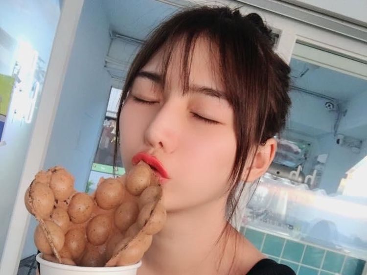 Model Cantik Jual Ikan di Pasar Ternyata Doyan Egg Waffle-Seafood