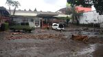 Foto Banjir Malang : Mobil Terseret, Tanah Ambrol