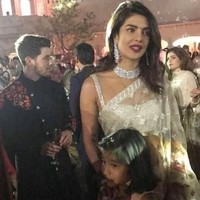 Pengantin baru Priyanka Chopra dan Nick Jonas juga hadir. Priyanka dan Isha berteman dekat. Bahkan saat Priyanka menikah pekan lalu, Isha ditunjuk sebagai pengiring pengantingnya. (Foto: istimewa)