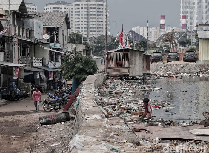Miris Laut Penuh Sampah Plastik Jadi Taman Bermain Anak Miris Laut Penuh Sampah Plastik Jadi Taman Bermain Anak