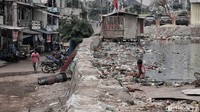 Ancaman sampah plastik tak akan pernah usai apabila perilaku warga yang tidak peduli terhadap lingkungan sekitarnya.