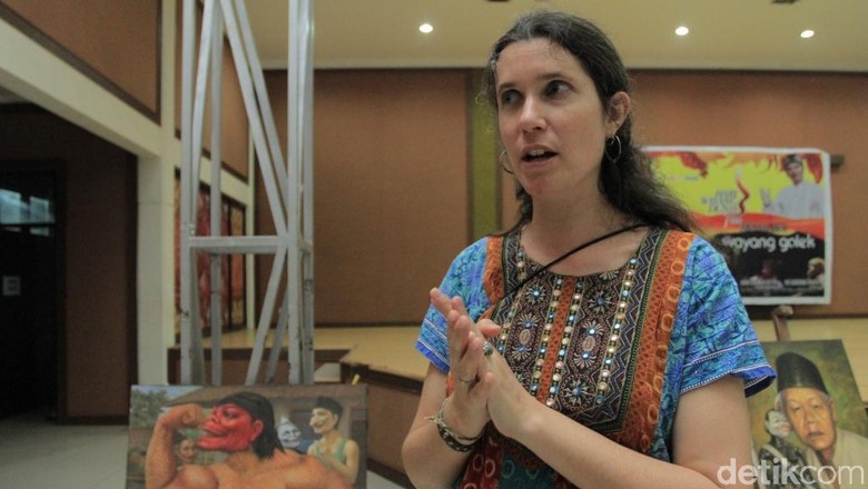 Kisah Bule Cantik yang Sukses Kenalkan Wayang Golek di Prancis
