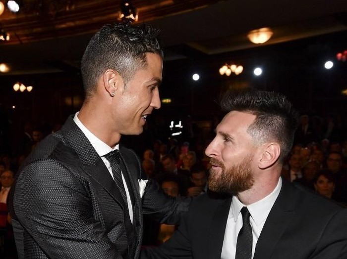Nominees for the Best FIFA football player, Barcelona and Argentina forward Lionel Messi (R) and Real Madrid and Portugal forward Cristiano Ronaldo (L) chat before taking their seats for The Best FIFA Football Awards ceremony, on October 23, 2017 in London. (Photo by Ben STANSALL / AFP)