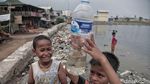 Miris, Laut Penuh Sampah Plastik Jadi Taman Bermain Anak-anak