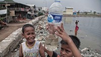 Pantai yang penuh oleh sampah itu menjadi tempat anak-anak untuk mencari ikan.