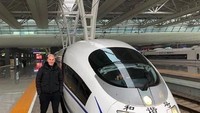 Selain itu, ia juga sempat naik kereta dari Hangzhou menuju Shanghai (zidane/Instagram)