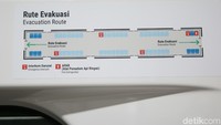 Himbauan berupa rute evakuasi juga terpampang di sudut interior.