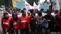Dalam aksi tersebut para mahasiswa juga menuntut penuntasan kasus pelanggaran HAM.