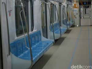 2 Selebgram Minta Maaf soal Foto Injak Kursi MRT